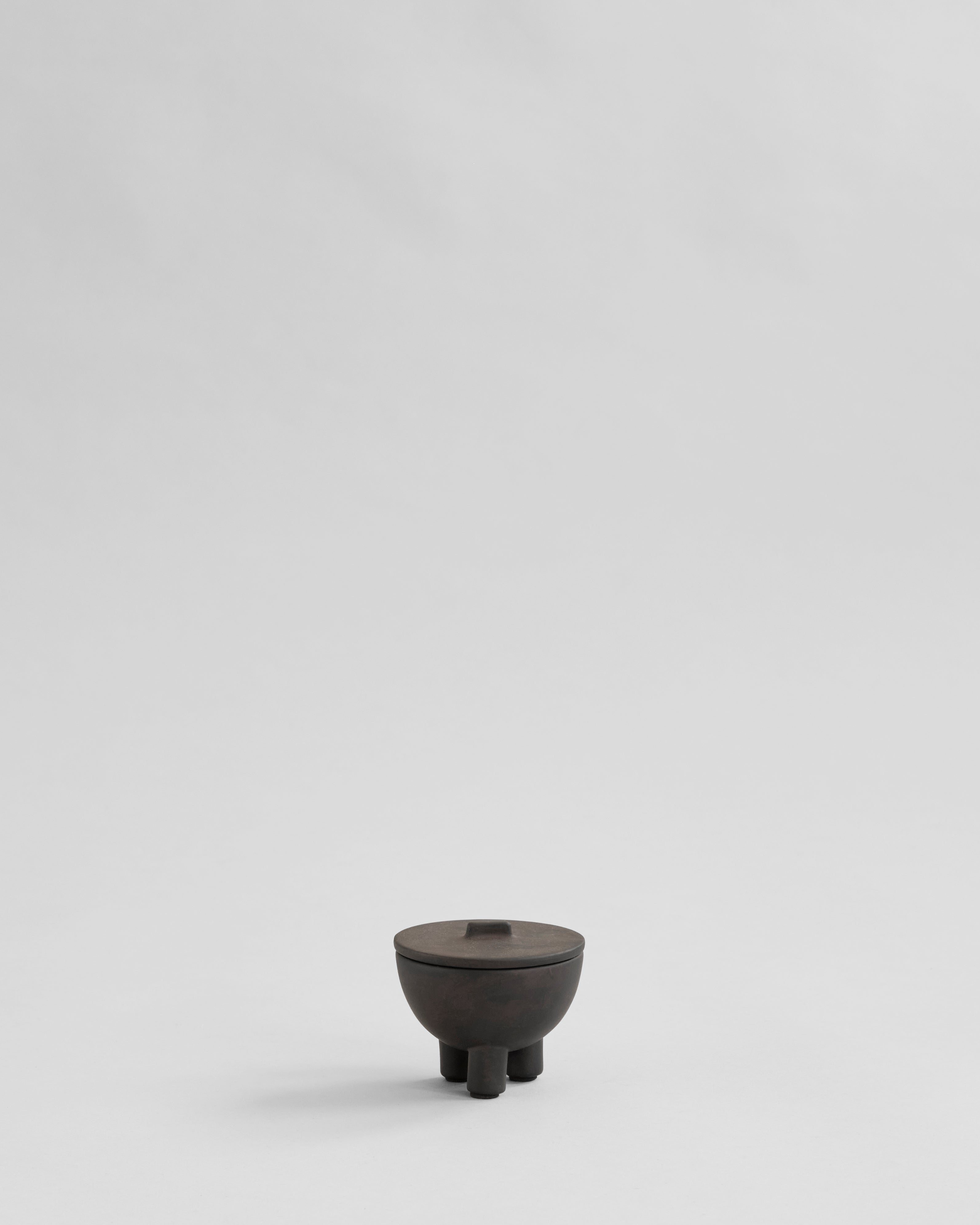 Duck Jar, Mini in Coffee color, hand-glazed ceramic jar with three-legged base – 101 Copenhagen.