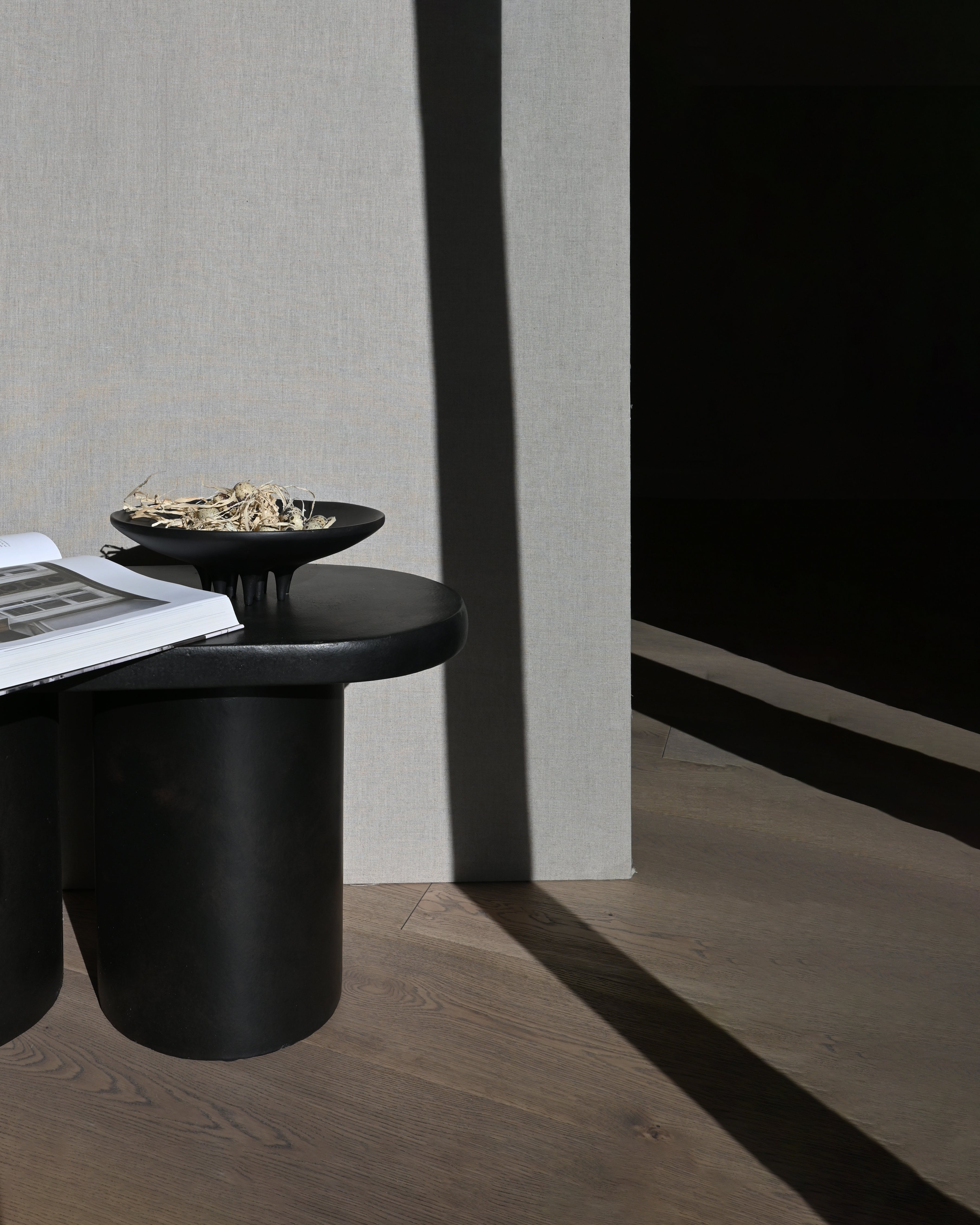 Sculptural Medusa Tray Mini on a tabletop in Coffee brown – 101 Copenhagen.