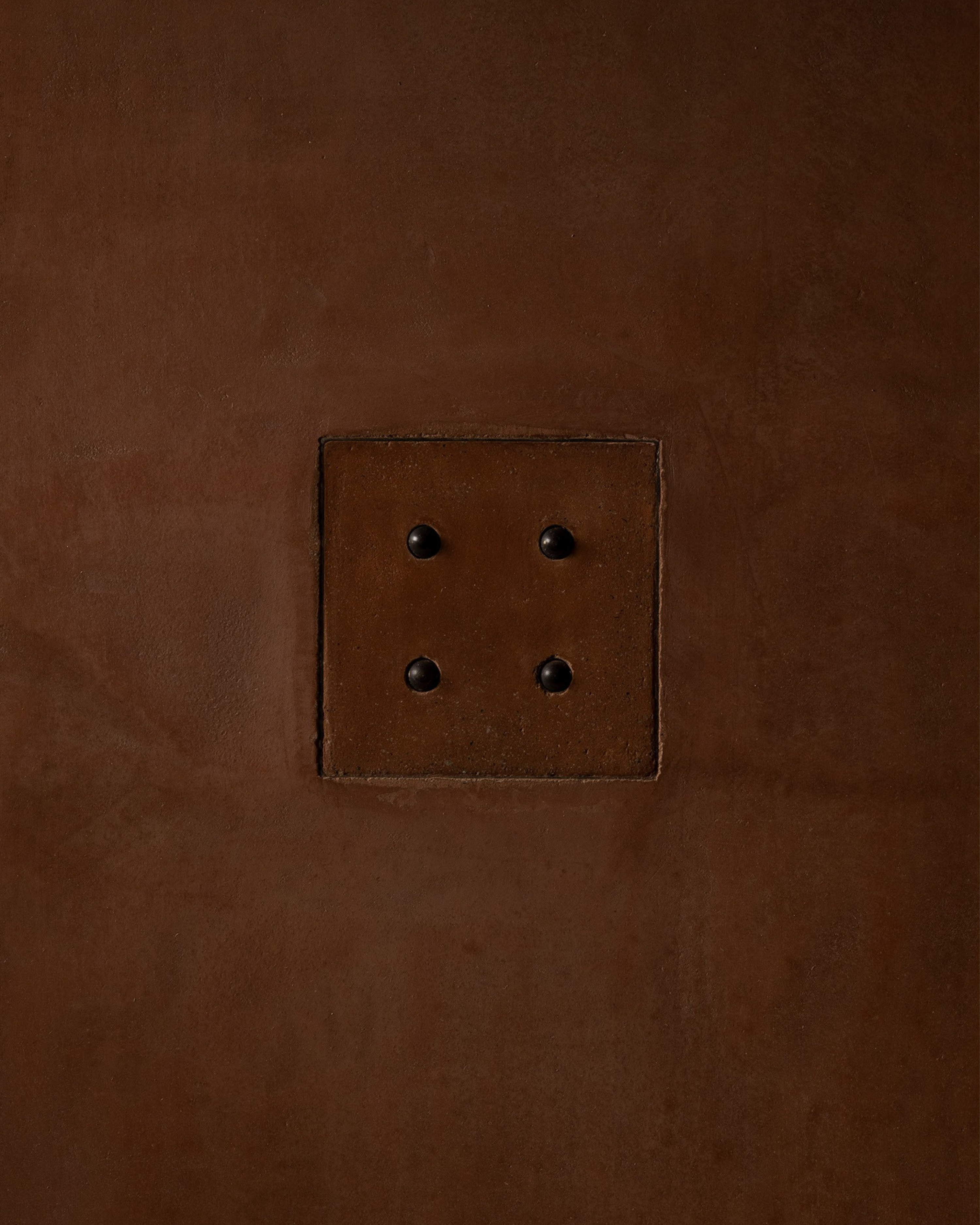 MATA recessed switch with four bullet-shaped button, seamlessly integrated into a clay cloured and rough textured plaster wall – Sumum x Studio STRAF. Curated by Numa Home for the Netherlands and Turkey