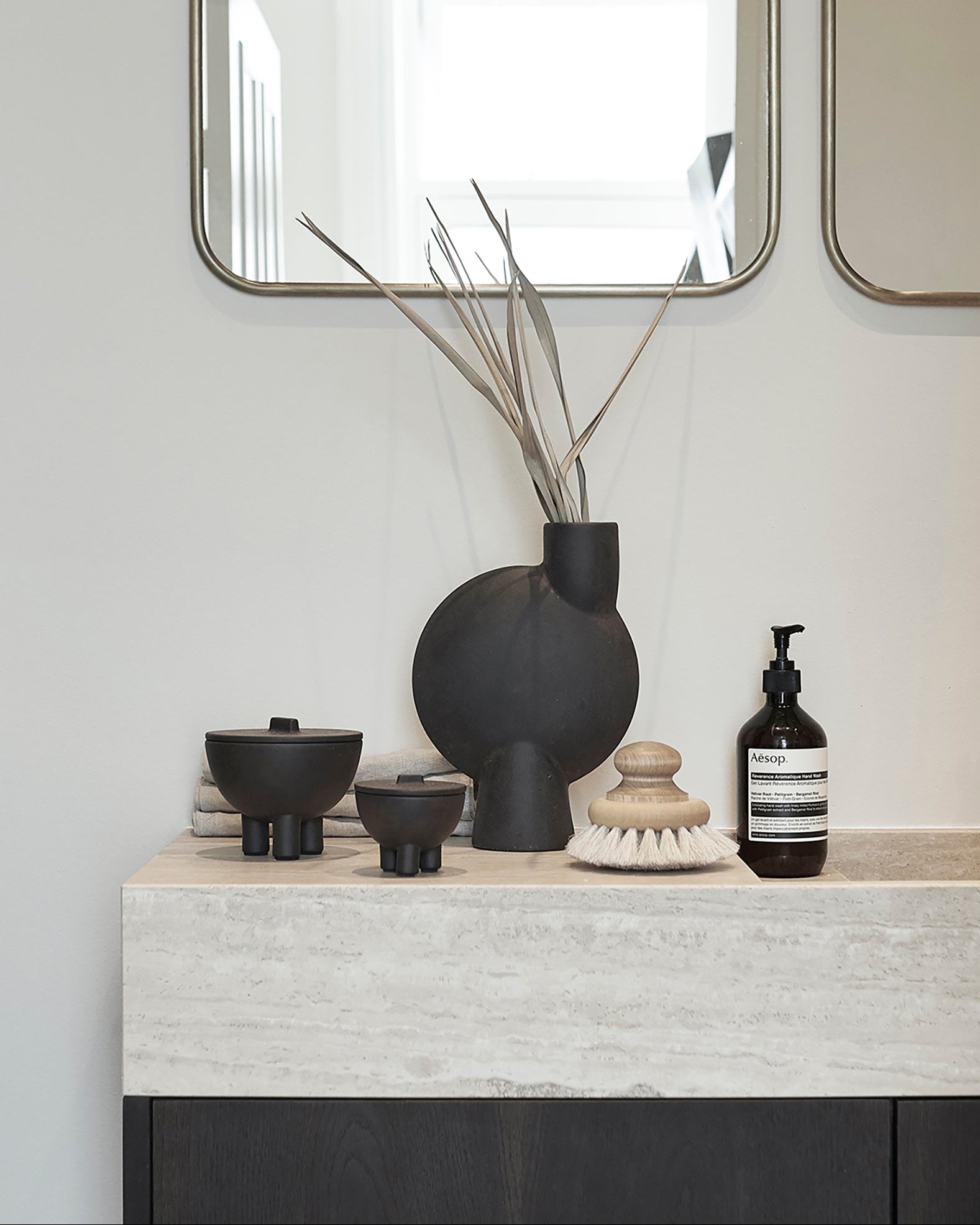 Side view showing the three-legged silhouette of Duck Jar, Mini and Medio side by side – 101 Copenhagen.