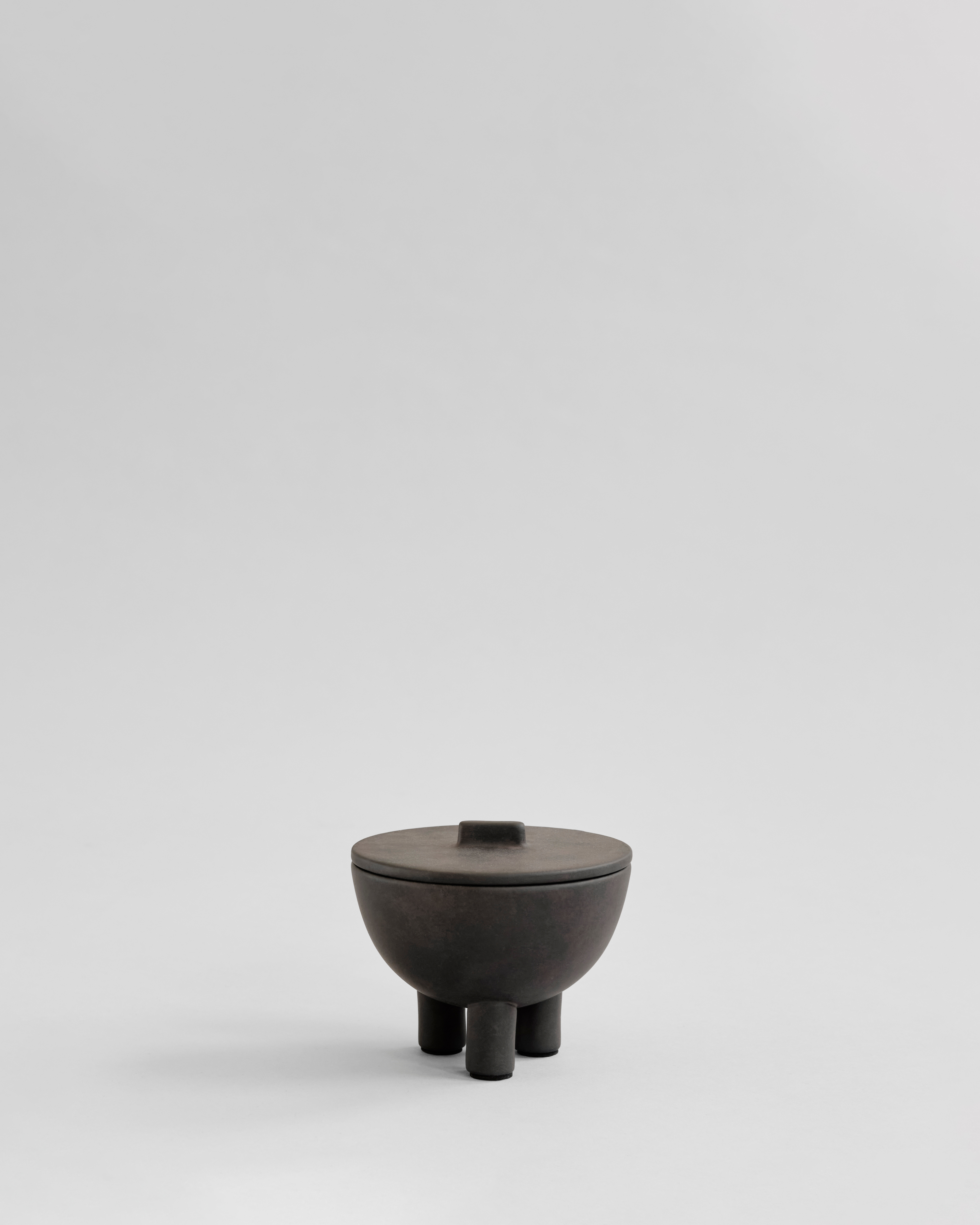 Side view showing the three-legged silhouette of Duck Jar, Medio – 101 Copenhagen.