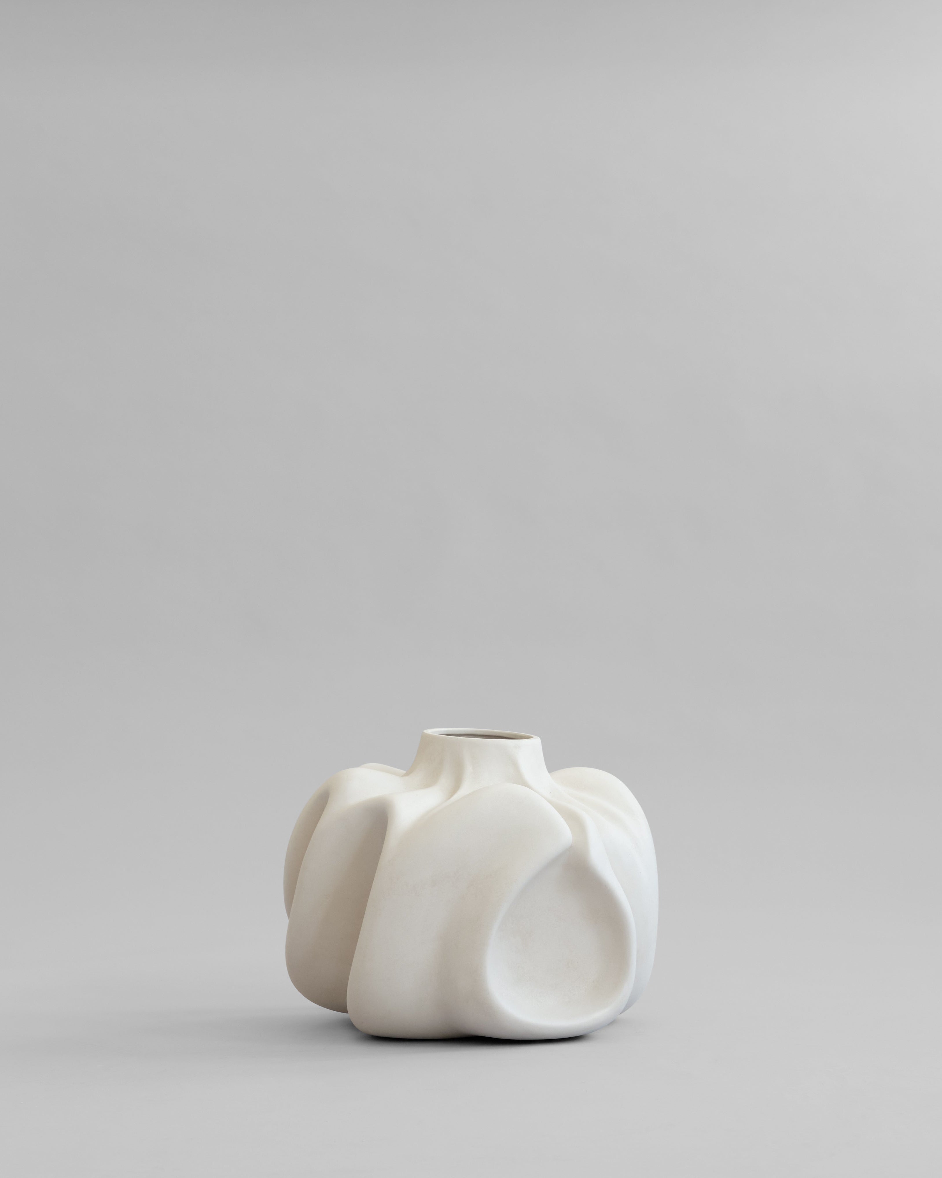 White birch ceramic Wabi Medio vase by 101 Copenhagen on a light gray background