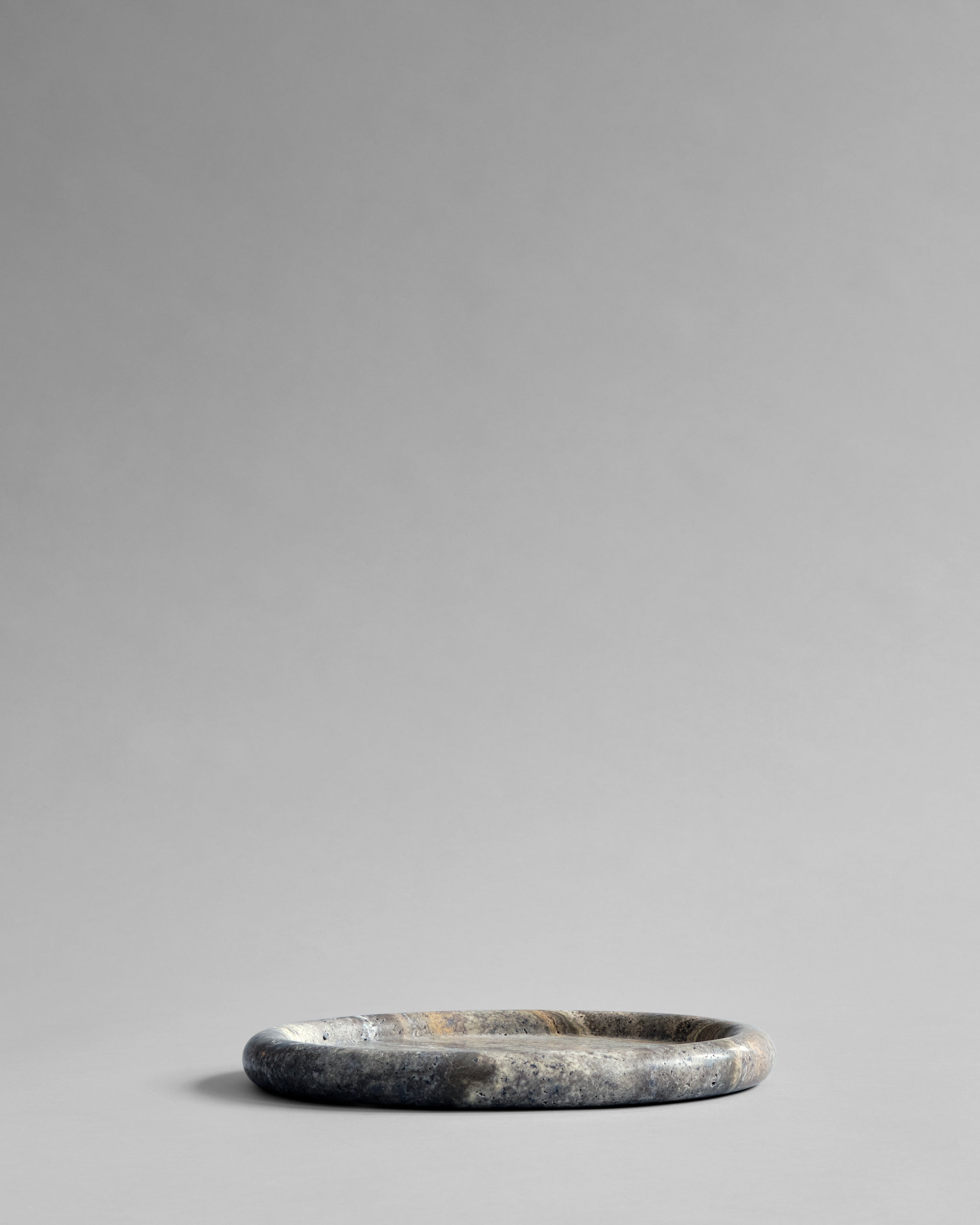 Enkei Tray, Medio side view in Earth (Silver Travertine), round stone tray – 101 Copenhagen.