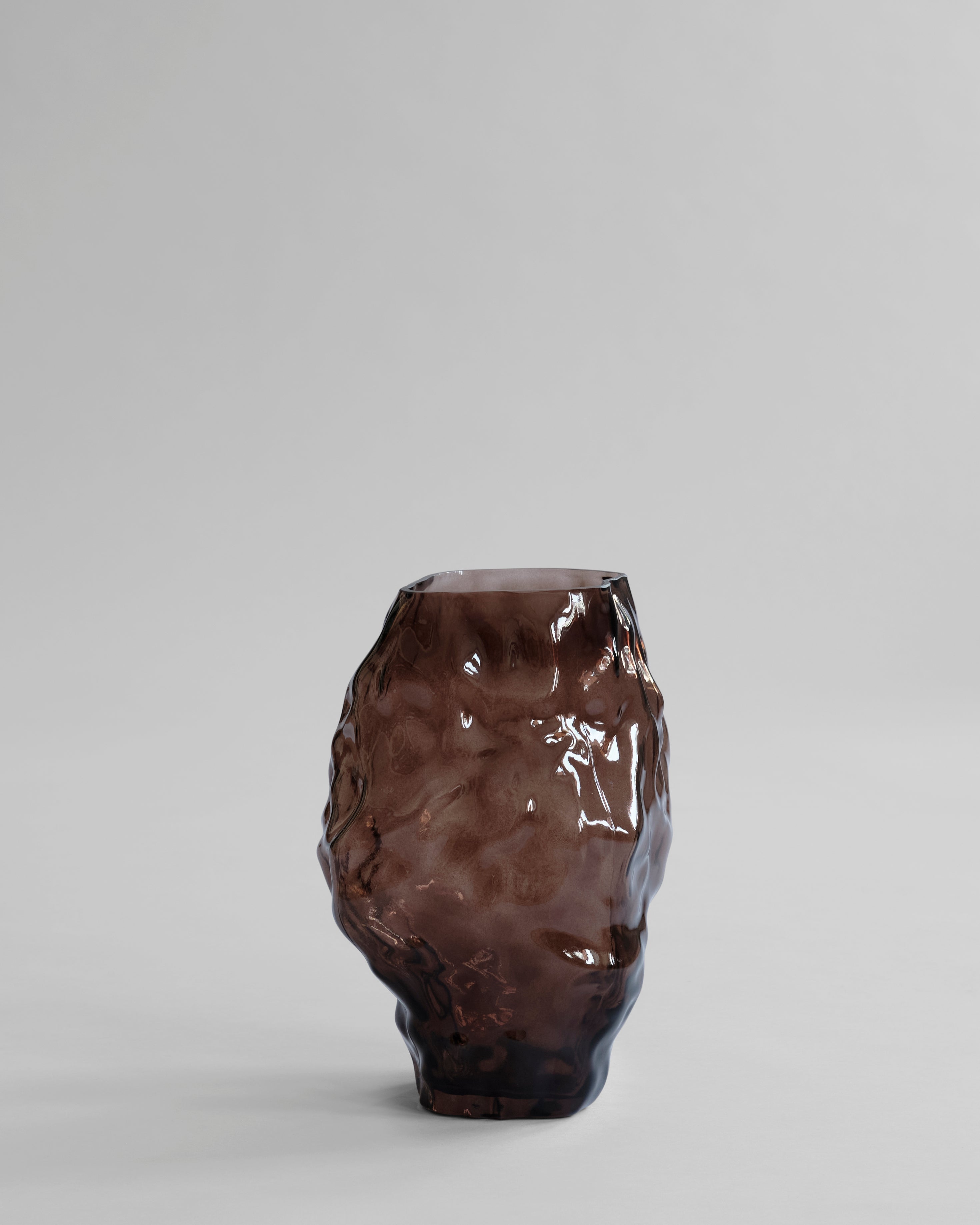 Katachi Vase, Medio by 101 Copenhagen. Sculptural vase inspired by Japanese “shape”, available in High Glaze Birch ceramic and Clear or Smoked Forest mouth-blown glass. Fully waterproof – curated by Numa Home.