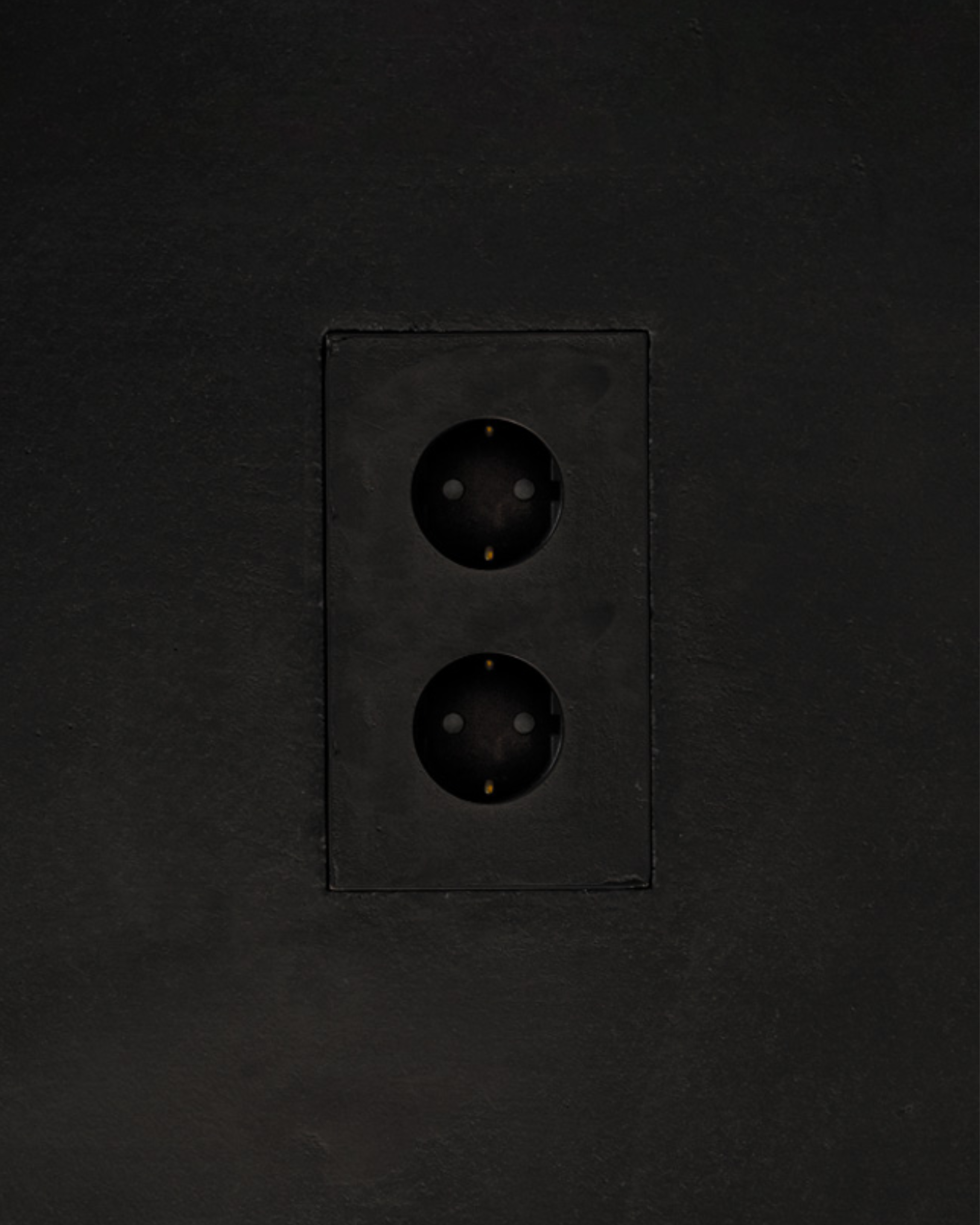 MATA recessed double power outlet with two sockets set in a dark textured plaster wall – Sumum x Studio STRAF. This socket is curated by Numa Home for the Netherlands and Türkiye.